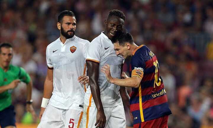 Messi bóp cổ, húc đầu vào mặt đối thủ