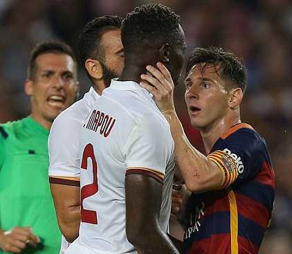 Messi bóp cổ đối thủ khiến bóng đá... hấp dẫn hơn