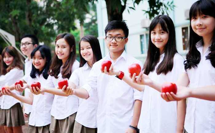 Học sinh Hà thành nhận 800 quả táo đỏ ngày tựu trường