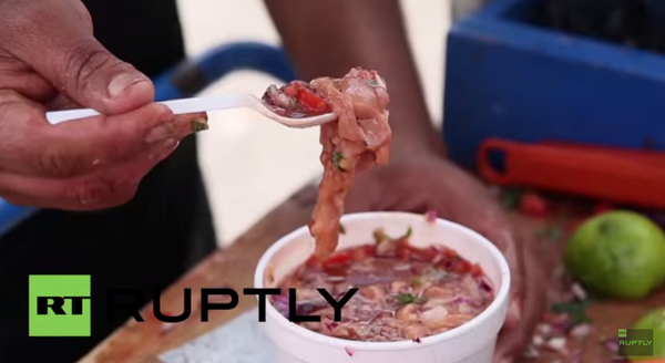 Video: Choáng với đặc sản cocktail ngẩu pín bò độc nhất vô nhị ở Guatemala