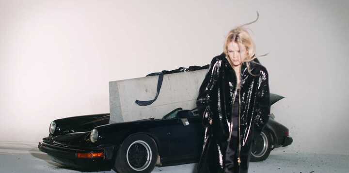 Xe cổ Porsche bị vùi dập tan nát bởi túi xách thời trang xa xỉ