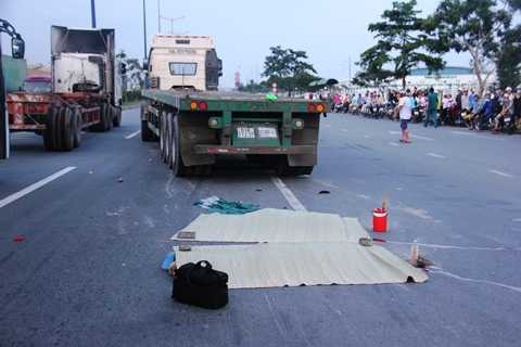 2 nữ công nhân chết thảm dưới bánh xe container