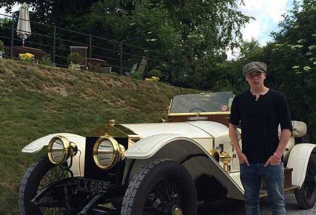 Con trai Beckham 'khoe' tập lái trên xe cổ Rolls-Royce