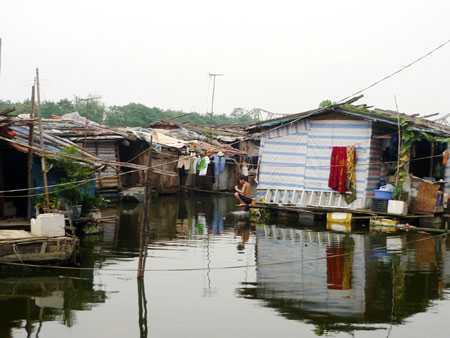 Cuộc sống lênh đênh ở xóm phao