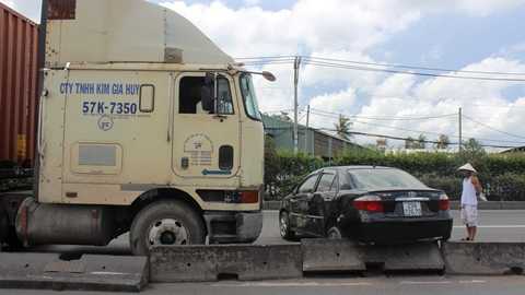 'Hung thần' container húc ô tô 4 chỗ văng xa hàng trăm mét