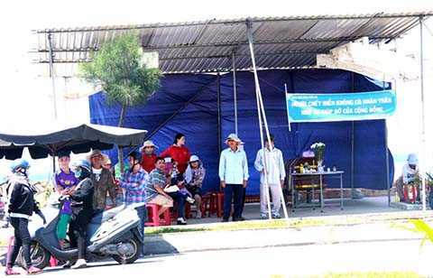 Đang đánh cá, nhìn thấy thi thể không đầu trên biển