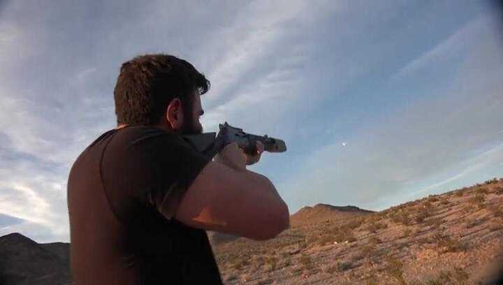 Ông hoàng Instagram Dan Bilzerian chơi bắn súng trên sa mạc