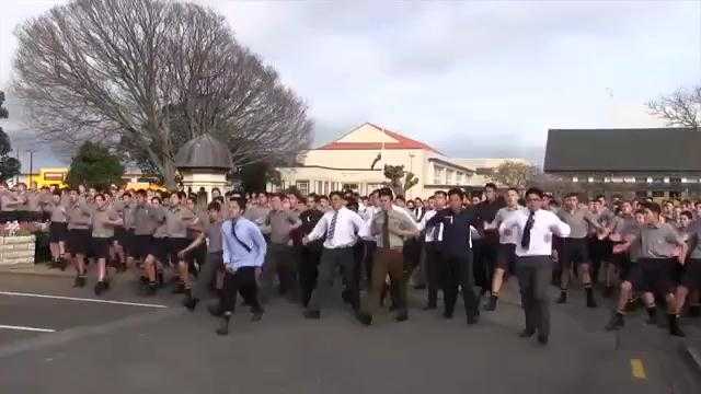 Hàng ngàn học sinh nhảy Haka dành cho người thầy quá cố