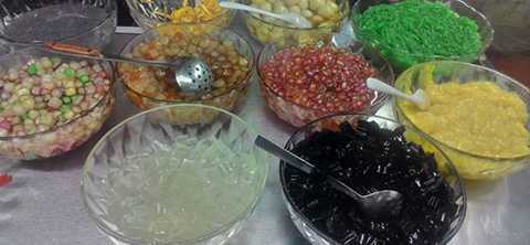 Rùng mình nguyên liệu chè thập cẩm giá rẻ đường phố