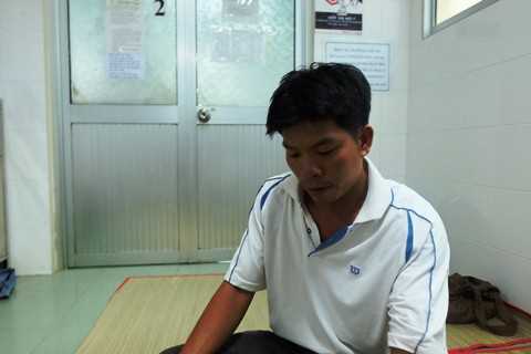 Bố bé trai 12 ngày tuổi bị đâm xuyên đầu: 'Giá tôi không rời bệnh viện'