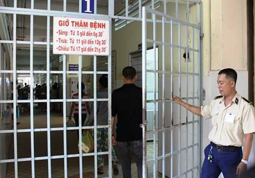 Nghi phạm đâm bé trai 12 ngày tuổi đòi đập đầu tự vẫn