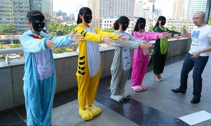 Khách sạn thuê thiếu nữ... ngủ thử