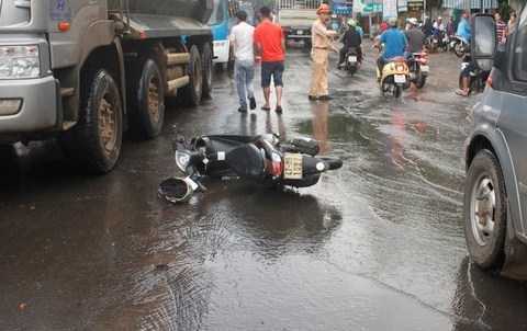 Tài xế đầu kéo container gây tai nạn chết người rồi bỏ chạy