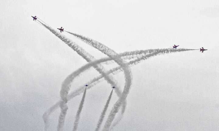 ‘Hiệp sĩ đen’ nhào lộn ngoạn mục mừng Ngày Độc lập của Singapore