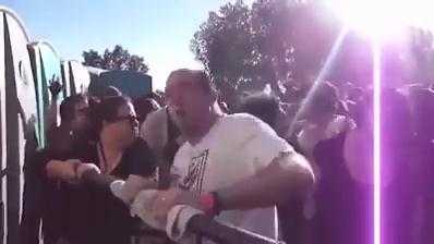 Người đàn ông lắc điên cuồng theo nhạc