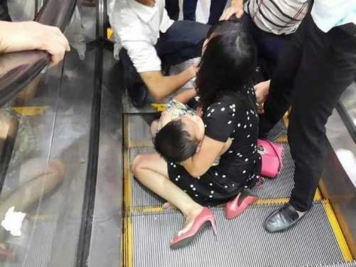 Đi dự tiệc cùng bố mẹ, bé 3 tuổi bị kẹt chân vào thang cuốn