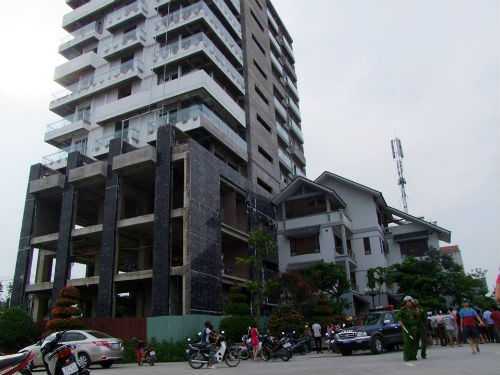 Rơi từ tầng 12 tòa nhà, 3 người tử vong