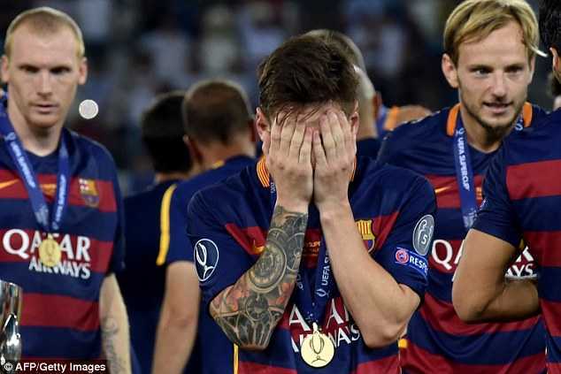 Thế giới bóng đá choáng váng với Messi