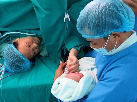 Em bé đầu tiên ra đời bằng thụ tinh ống nghiệm tại Vinmec