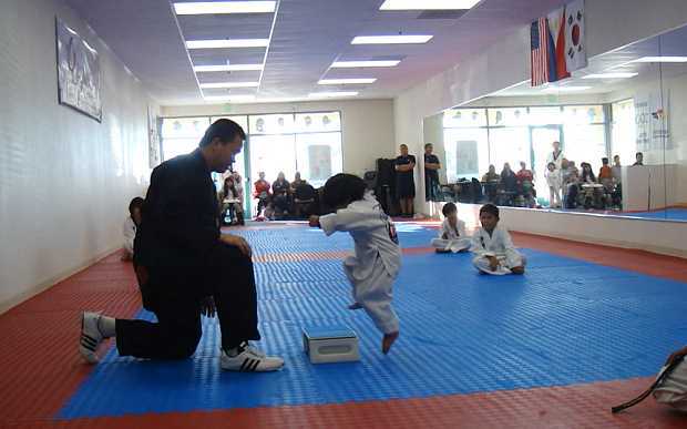 Clip: Bé 3 tuổi tập taekwondo siêu dễ thương