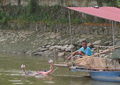 Thi thể người đàn ông không mặc áo trôi trên sông