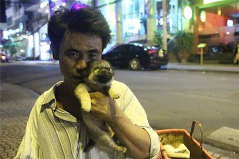 Câu chuyện cảm động về người đánh giày câm nuôi chú chó mù