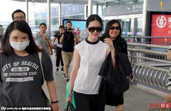 Lưu Diệc Phi rạng rỡ trước giờ gặp bạn trai Song Seung Hun