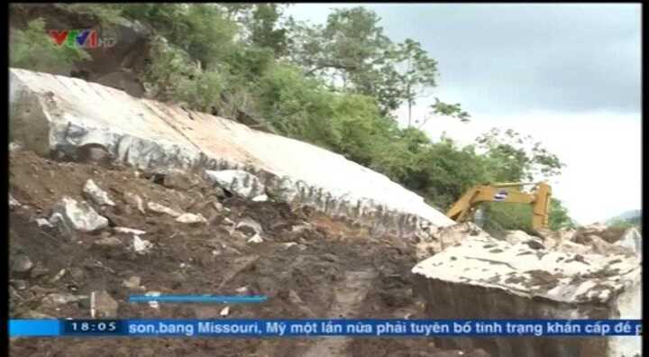 Clip: Tảng đà dài 9 mét trượt, 2 người thiệt mạng