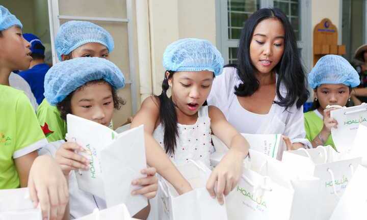 Đoan Trang cùng các vũ công nhí hết lòng vì bệnh nhân nghèo