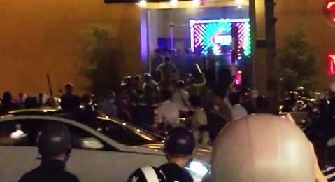 Khởi tố bị can vụ 80 đối tượng đâm chém trước quán bar ở Đồng Nai