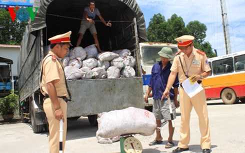 Bắt giữ gần 9 tấn mỡ động vật bốc mùi hôi thối