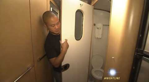 Cuộc sống 'đáng kinh ngạc' của ông chủ hãng giày thể thao lớn nhất thế giới