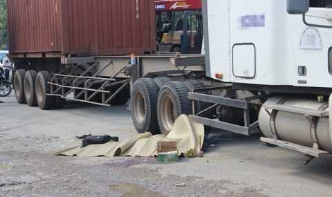 Thêm một vụ container cán người chết thảm