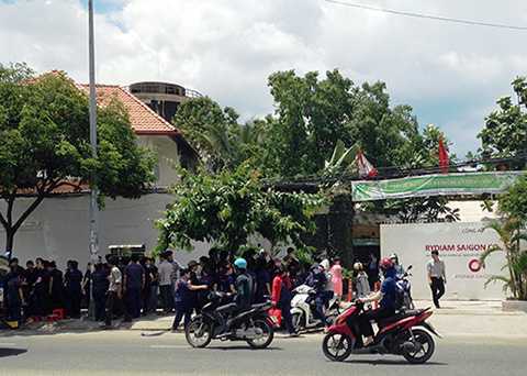 Hàng trăm công nhân bị bắt tìm viên kim cương 2 triệu đồng