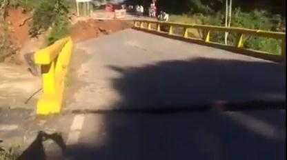 Kinh hoàng cảnh lũ cuốn sập cầu