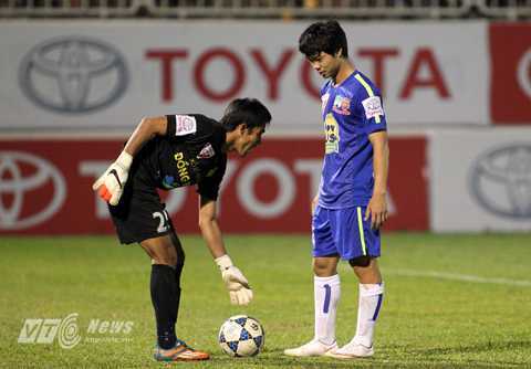 Clip Công Phượng tinh thần thép sút panenka vào lưới Đồng Tháp