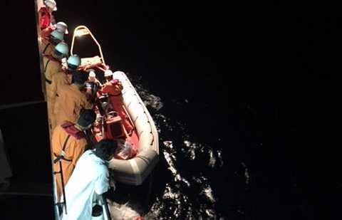 Bị tàu Trung Quốc cản trở, vẫn cứu được ngư dân ở Hoàng Sa