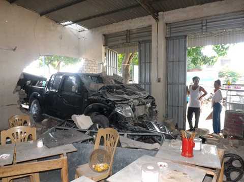 Ô tô con mất lái bay trên không, tông sập tường nhà dân