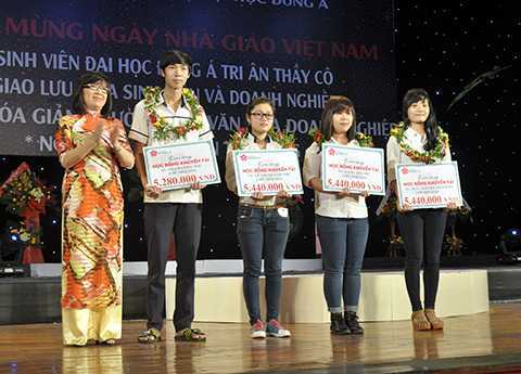 Học bổng hơn 3 tỷ đồng dành cho tân sinh viên hiếu học