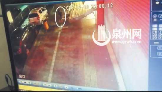 Clip: Biển quảng cáo khổng lồ rơi, đè chết người trên phố