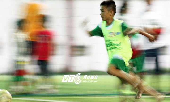 Bầu Đức chiêu mộ tài năng trẻ mồ côi mê cuồng nhiệt bóng đá