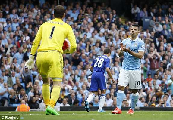 Clip: Aguero phá vòng vây, sút tung lưới Chelsea