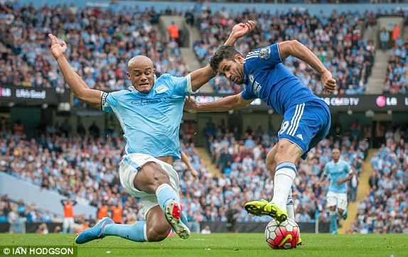 Fernandinho đập tan nát hàng thủ Chelsea