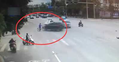 Clip: Kinh hãi xe ‘điên’ tông liên hoàn giữa ngã tư đường