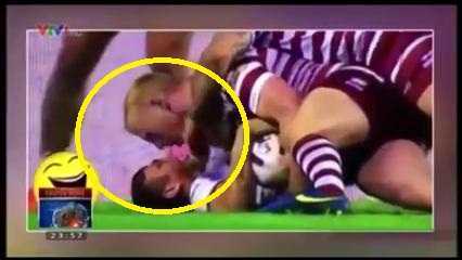 Clip: Màn khóa môi có một không hai trong lịch sử môn bóng bầu dục