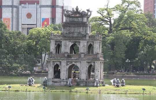 Nam thanh niên thản nhiên nhảy xuống Hồ Gươm bơi ra Tháp Rùa