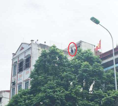 Nam thanh niên bị chích điện rồi treo cổ trên sân thượng nhà nghỉ