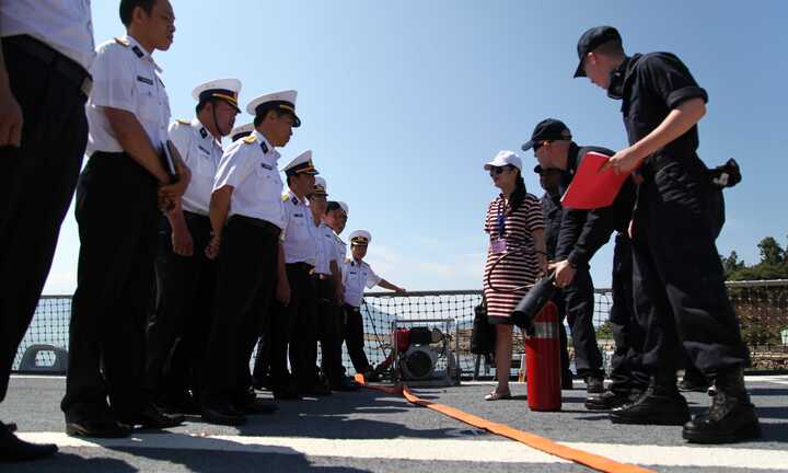 Hải quân Việt Nam và Hoa Kỳ chia sẻ kinh nghiệm ứng phó thảm họa