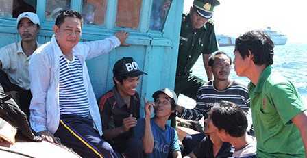 Cứu thành công 9 ngư dân trên tàu cá bị nhấn chìm ở Hoàng Sa