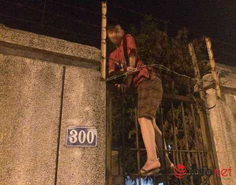 Tò mò 'đột nhập' nhà ma Ngọc Khánh, bạn trẻ xâm nhập trái phép lãnh thổ Bulgaria